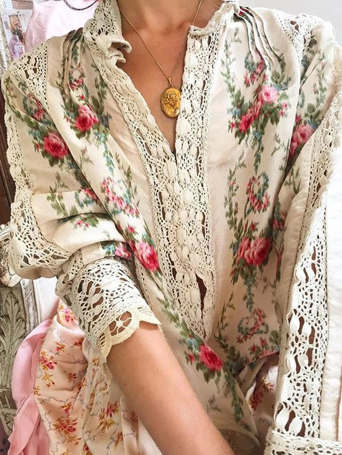 Women Elegant Lace Hollow Out Shirts Vintage Floral Pattern Long Sleeve Blouse 2024 Fashion Female Commuting Streetwear